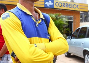 Funcionários dos Correios decidem se entram em greve nesta terça