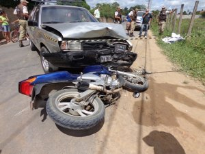 Universitário morre em colisão envolvendo moto e Santana