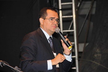 Coité – Milhares de pessoas lotam Praça do Mercado para assistir ao show do cantor gospel Nani Azevedo