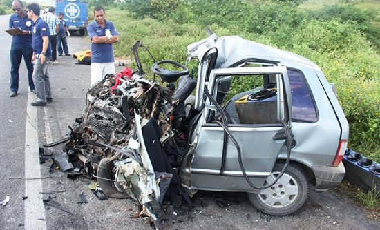 Quatro pessoas de uma mesma família morrem em acidente próximo a Tanquinho