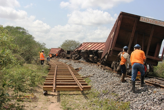 Coité – Trem carregado de brita descarrila e cinco vagões tombam no Distrito de Salgadália