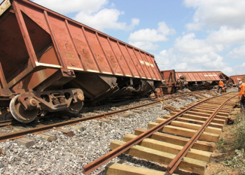 Coité – Trem carregado de brita descarrila e cinco vagões tombam no Distrito de Salgadália