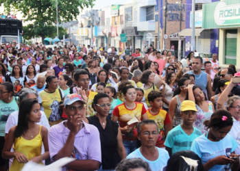 Conceição do Coité – No dia da Bíblia católicos cantam,dançam e levam a paz para às ruas