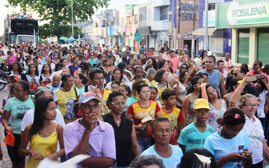 Conceição do Coité – No dia da Bíblia católicos cantam,dançam e levam a paz para às ruas