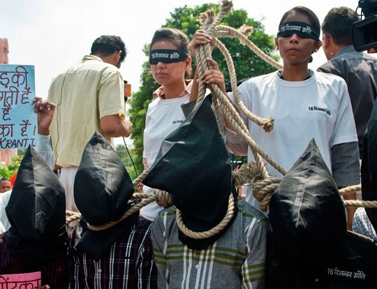Índia: Quatro acusados de estupro, são condenados à pena de morte