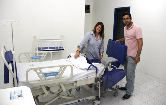 Luiza e Túlio mostram um dos cinco apartamentos próprios para realização de parto natural