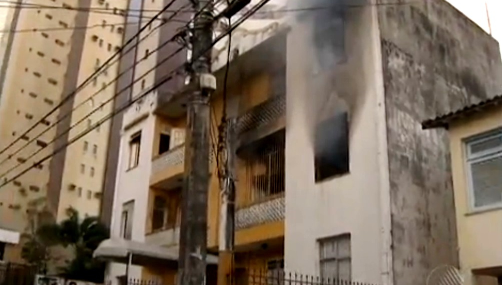 Salvador: Apartamento pega fogo, após jovem acender vela para santo