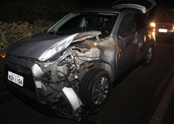 Carro de advogado fica parcialmente destruído depois de atropelar touro próximo a Tanquinho
