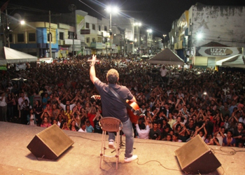 Coité – Milhares de pessoas lotam Praça do Mercado para assistir ao show do cantor gospel Nani Azevedo