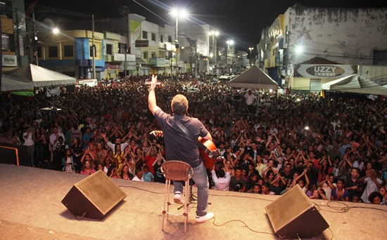 Coité – Milhares de pessoas lotam Praça do Mercado para assistir ao show do cantor gospel Nani Azevedo