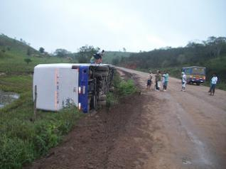 Ônibus que conduzia time de futebol para jogar em Mairi tomba na BA 130
