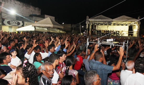 Coité – Milhares de pessoas lotam Praça do Mercado para assistir ao show do cantor gospel Nani Azevedo