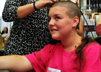Inglaterra: Menina raspa cabelo para ajudar em campanha contra o câncer, e é punida na escola