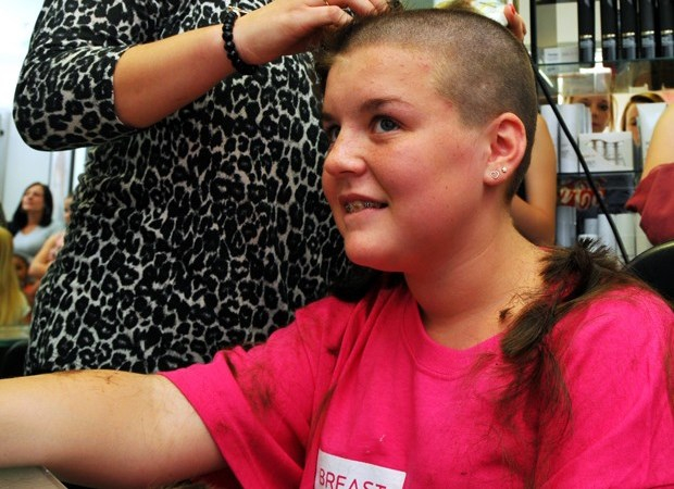 Inglaterra: Menina raspa cabelo para ajudar em campanha contra o câncer, e é punida na escola