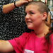 Inglaterra: Menina raspa cabelo para ajudar em campanha contra o câncer, e é punida na escola