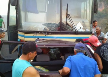 Criança de três anos morre em batida de ônibus na BA-263