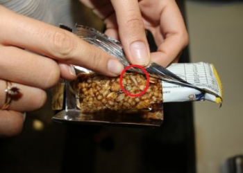 Feira de Santana: advogada encontra larva dentro de barra de cereal