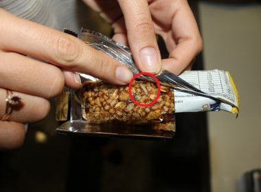 Feira de Santana: advogada encontra larva dentro de barra de cereal