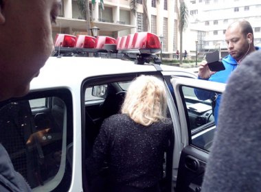 Vítima entra no carro da polícia | Foto: Antônio Nascimento / Banda B