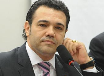 Projeto de lei permite que igrejas barrem entrada de gays