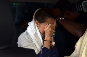 Médica Kátia Vargas deixa hospital em viatura da Polícia Civil