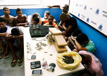 Feira de Santana: Polícia prende quinze pessoas em operação contra tráfico de drogas