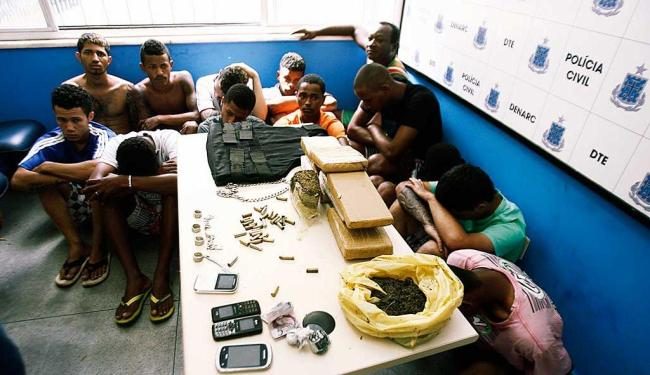 Feira de Santana: Polícia prende quinze pessoas em operação contra tráfico de drogas