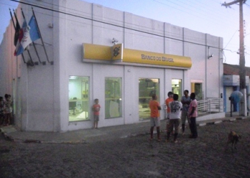 Bandidos explodem caixa eletrônico do Banco do Brasil de Candeal