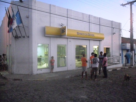 Bandidos explodem caixa eletrônico do Banco do Brasil de Candeal