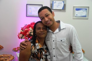 Ao lado da mãe a satisfação de dar continuidade ao projeto criado por Pedro Bispo falecido ha três anos. 