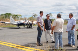 Prefeito João Filho e comitiva inspecionam o aeroporto de Itaberaba