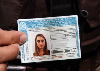 Médica Kátia Vargas deixa hospital em viatura da Polícia Civil