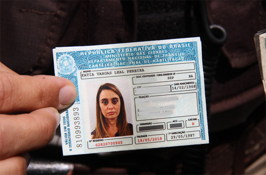 Médica Kátia Vargas deixa hospital em viatura da Polícia Civil