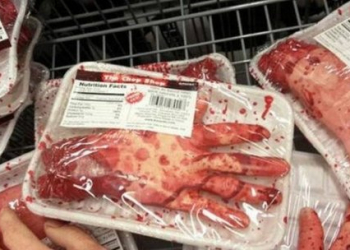 Halloween – Mercado norueguês coloca membros humanos de plástico em setor de carnes e revolta clientes