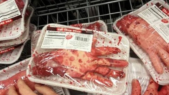 Halloween – Mercado norueguês coloca membros humanos de plástico em setor de carnes e revolta clientes