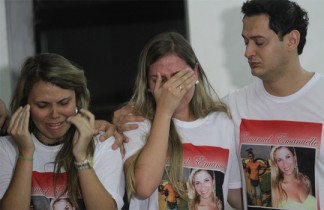 Na missa, muitos usavam camisas com imagens dos irmãos que morreram 