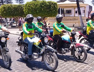 AMCC faz passeata para apresentação de novo fardamento