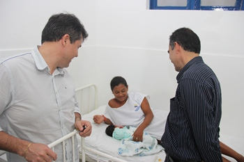 Coité – Prefeito e vice vistam o bebê de numero 100 do Hospital Municipal