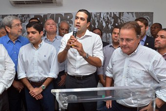 Bruno Reis assina filiação ao PMDB com apoio de ACM Neto