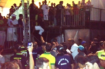 Chupa Cabra Fest : escada de acesso a área VIP desaba e deixa várias pessoas feridas