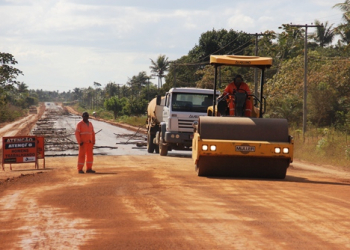 Construtora Augúrio intensifica o trabalho para concluir asfalto que liga BR 101 a Jandaira