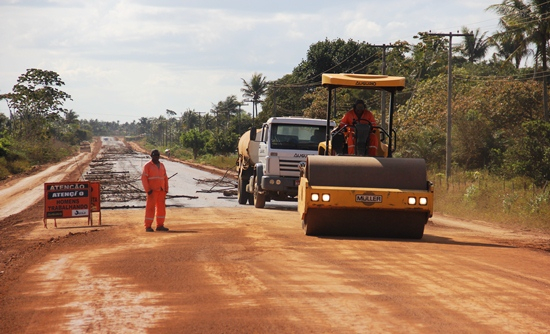 Construtora Augúrio intensifica o trabalho para concluir asfalto que liga BR 101 a Jandaira