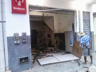Quadrilha explode caixa eletrônico do Bradesco de Quixabeira