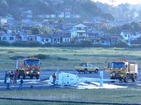 Helicóptero com três ocupantes caiu no Aeroporto de Ilhéus (Foto: Sandro Andrade)