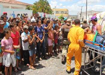 Depois de três horas em cima de torre homem que ameaçava se jogar foi salvo por bombeiro