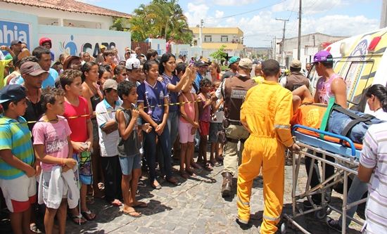 Depois de três horas em cima de torre homem que ameaçava se jogar foi salvo por bombeiro