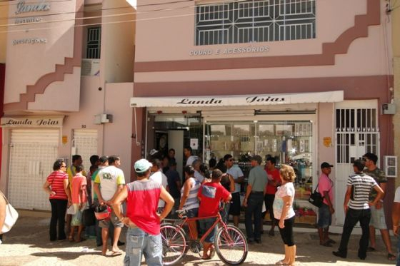 Irecê – Assaltantes roubam joalheria e na fuga acertam tiro em médico