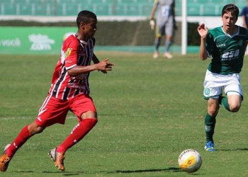 Jogador de futebol do Botafogo de SP morre atingido por um raio