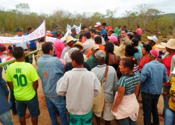Moradores do Povoado de Nova Esperança/Cansanção interditam principal Via de acesso a Yamana na cidade de Santaluz