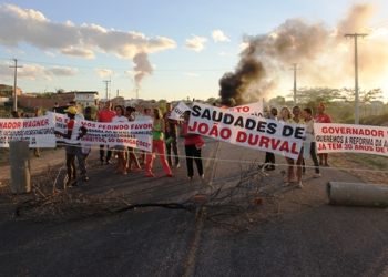 População de Valente fecha rodovia em protesto por falta d’água (atualizada)